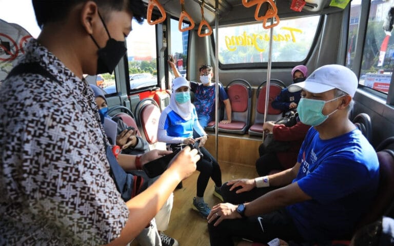Ganjar ‘Nebeng’ Bus Trans Jateng