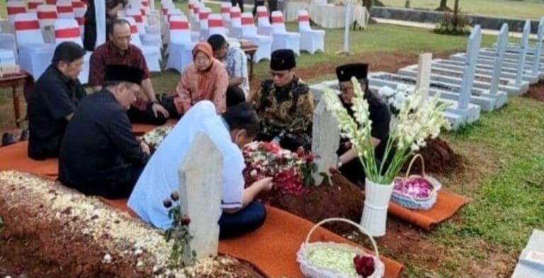 Hasto Pimpinan PDIP Ziarah ke Makam Tjahjo Kumolo