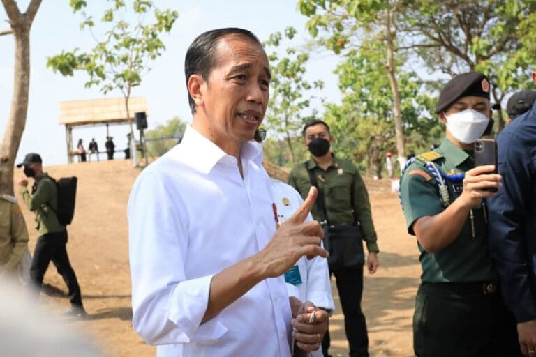 Jokowi Tanam Kelapa Genjah di Lahan Tak Produktif di Jateng