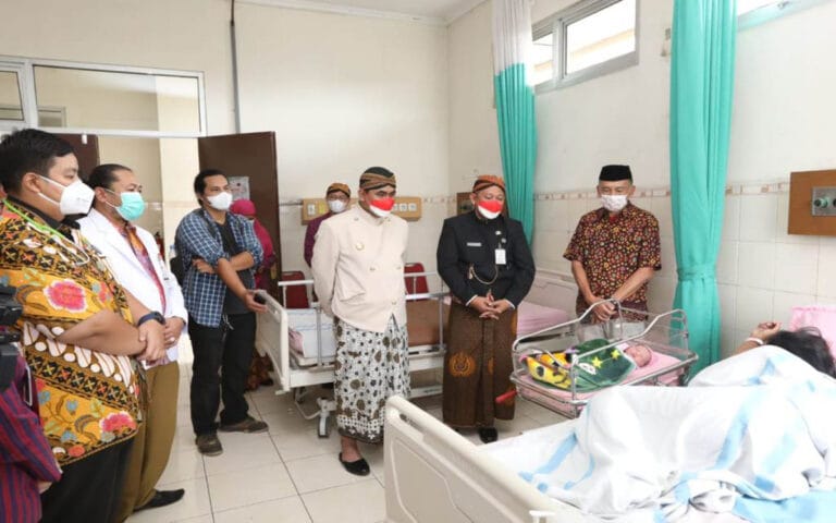 Taj Yasin Jenguk Pasien ODHA Yang Melahirkan