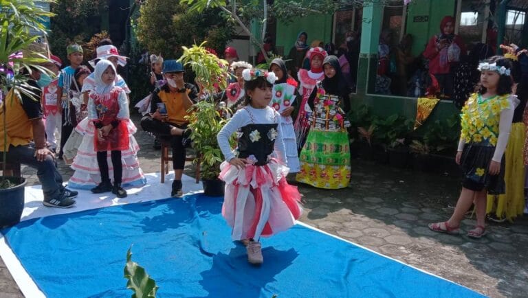 Keseruan Peragaan Busana Anak SDN Banyurojo 1 Mertoyudan