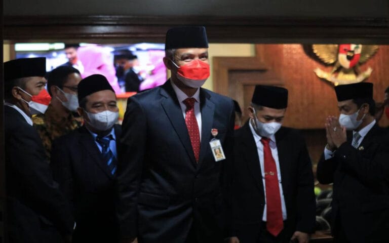 Jokowi Gunakan Baju Adat, Ganjar: Kepedulian Terhadap Budaya