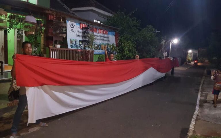 Asa Migran Di Balik Penyerahan Bendera Merah Putih Sepanjang 22,5 Meter