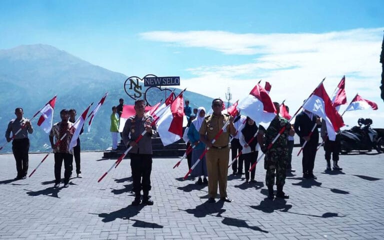Belasan Bendera Merah Putih Berkibar di Lereng Merapi