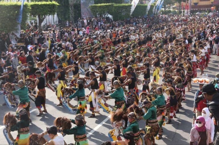 Gamelan Kolosal, Ciptakan Notasi Iringan dan Koreografi Baru
