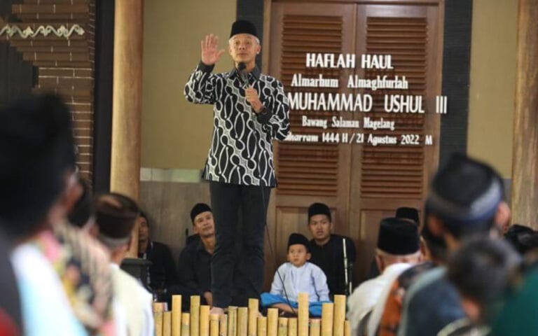 Ganjar Ikuti Pengajian Bersama KH Achmad Chalwani