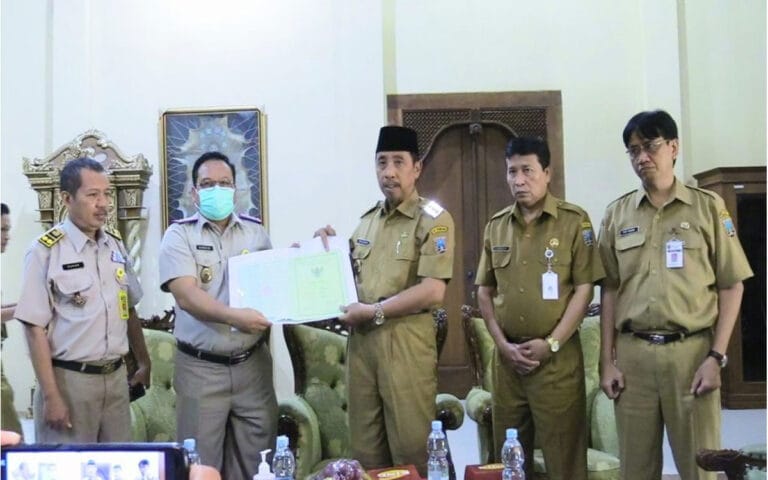 BPN Serahkan 97 Sertifikat BMD ke Pemkab Rembang