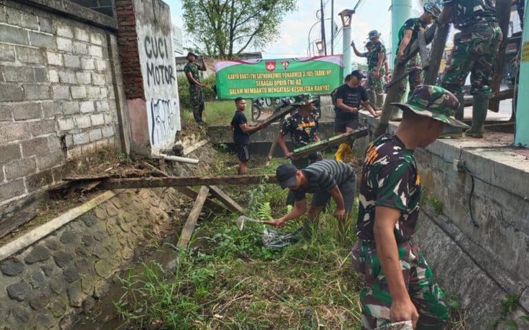 Yonarmed 3/105/TRK/NP Gelar Karya Bakti Bantu Warga Jambewangi