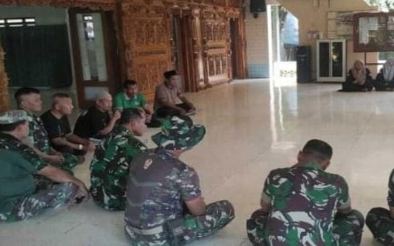 Anggota Koramil 05/Mayong Gelar Bakti Bersih-Bersih Masjid
