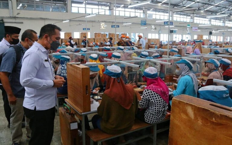 Cek Penyaluran BLT, Bupati Harap Bisa Bantu Perekonomian Buruh Rokok
