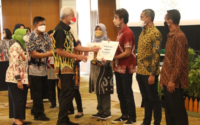 Ganjar Serahkan Penghargaan Perusahaan Terbaik di Jateng