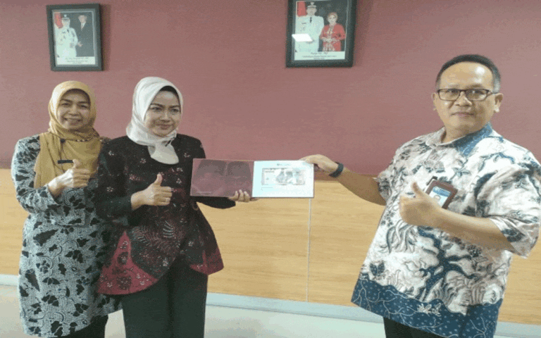 BI Tegal Serahkan Mata Uang Baru Ke Bupati Brebes
