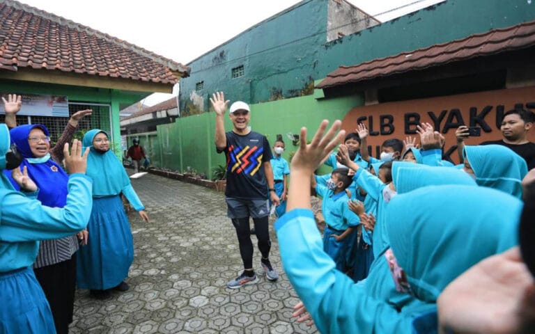 Siswa SLB B Yakut Ceria Saat Sapa Ganjar Dengan Bahasa Isyarat
