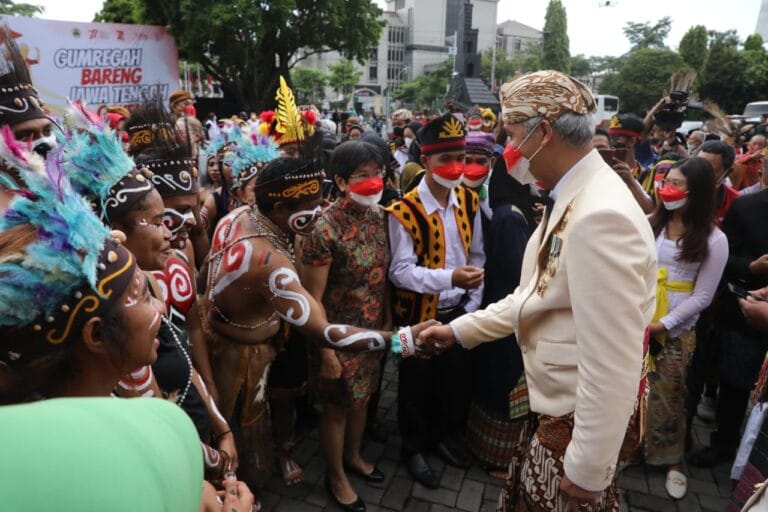 Berbagai Etnis Ikuti Upacara HUT ke-72 Jateng