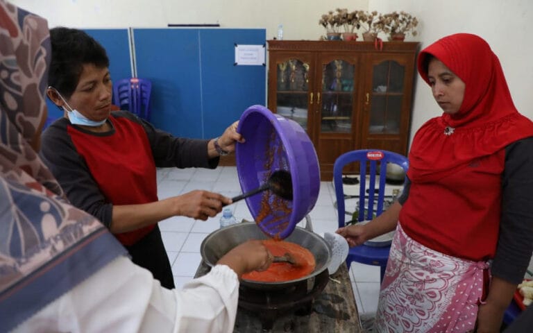 Warga Beteng Dapat Pelatihan Pembuatan Saus Pepaya