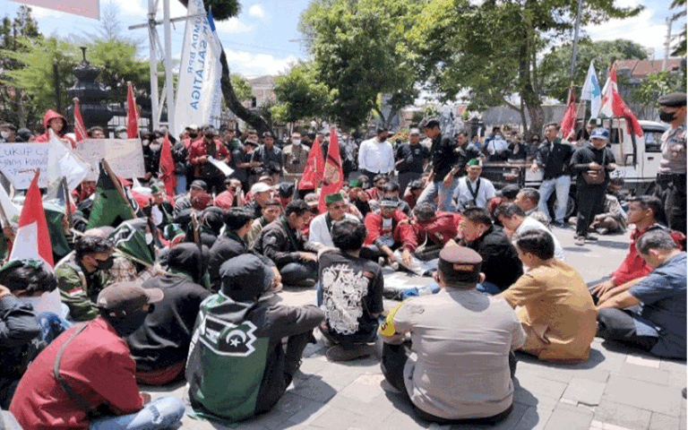 Demo Tolak Kenaikan Harga BBM, Ketua DPRD Salatiga Ditantang Teken Surat Protes