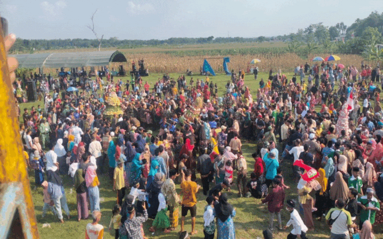 Haul Ki Ageng Tarub, Warga Berebut Gunungan