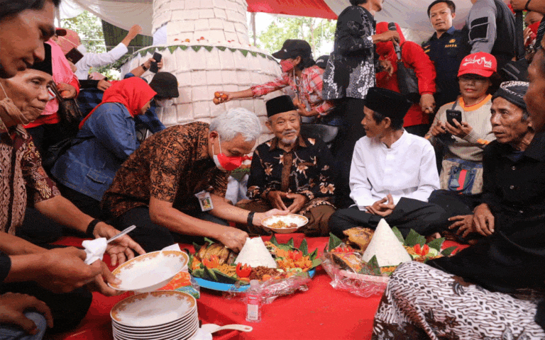 Tasyakuran Jalan, Warga Tumpengan Bareng Ganjar Pranowo 
