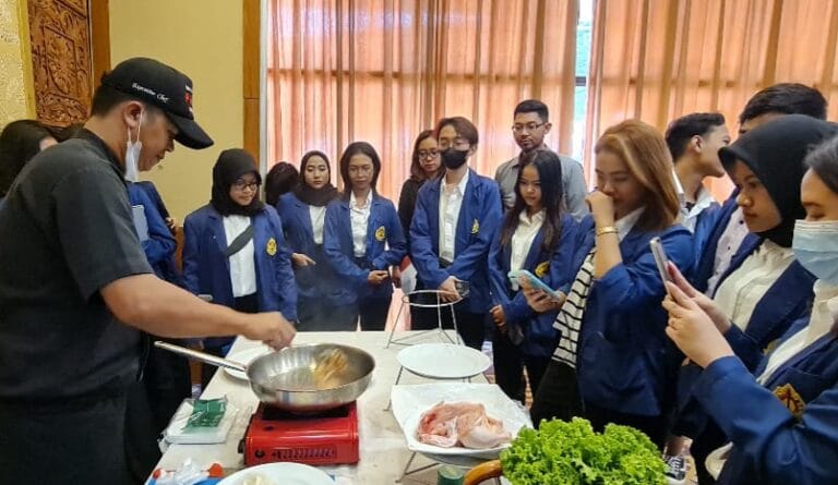 Program Studi Pariwisata USM Gelar Table Manner