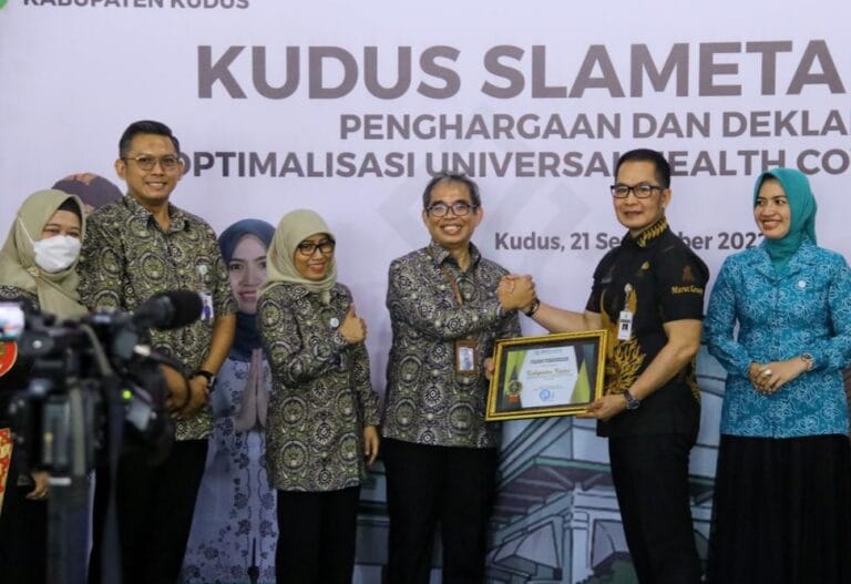 Pemkab Kudus Terima Penghargaan UHC