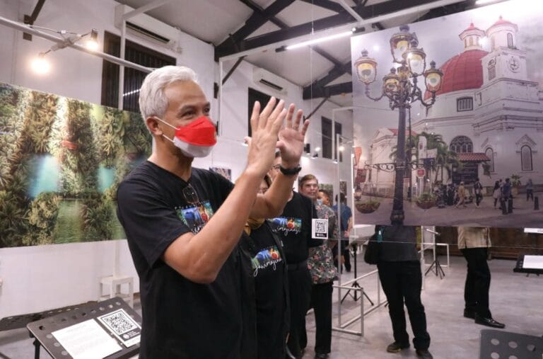 Ganjar Berimajinasi Karya Foto Dalam Kain Dijadikan Baju