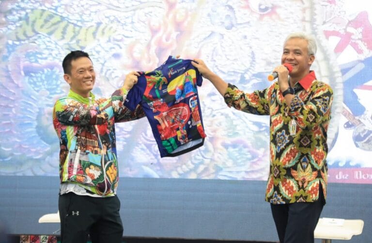 Ganjar Pamerkan Jersey Rider Tour de Borobudur Karya Anak Disabilitas
