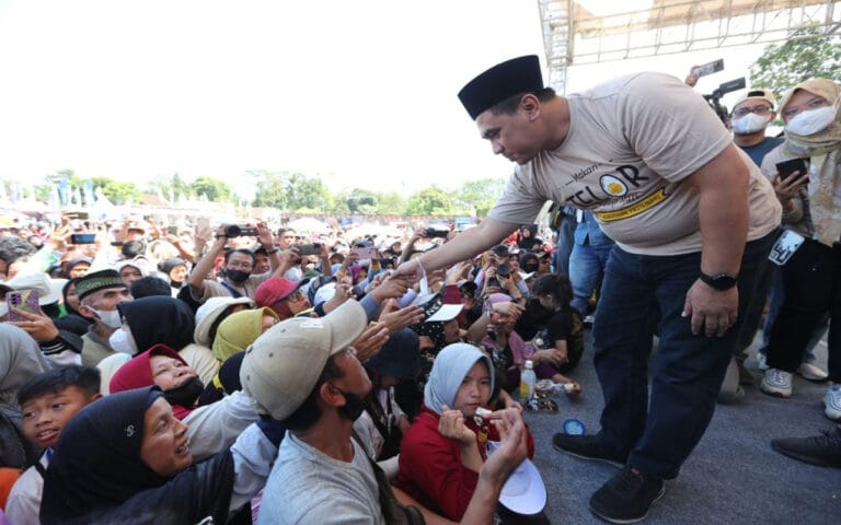 Cegah Stunting, Gus Yasin Ajak Ribuan Warga Makan Telur Bersama