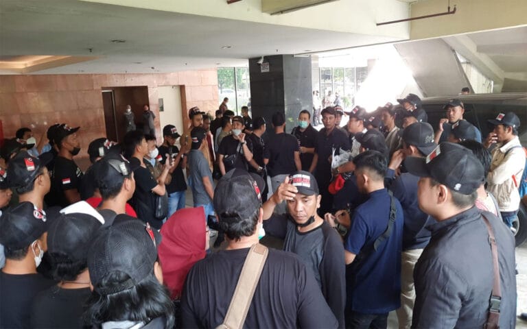 Ratusan Mitra Gelar Aksi Demo di Kantor Pusat Ninja Xpress