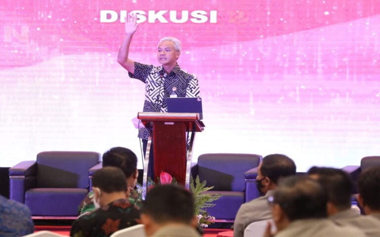 Ganjar Ajak Mahasiswa Dampingi Pembagian BLT