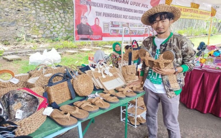 Produk Sandal Serat Alami Tuntang Kebanjiran Pesanan Ekspor