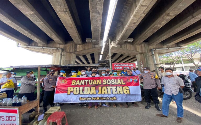 Jumat Berkah, Polda Jateng dan Polres Jajaran Bagikan Beras