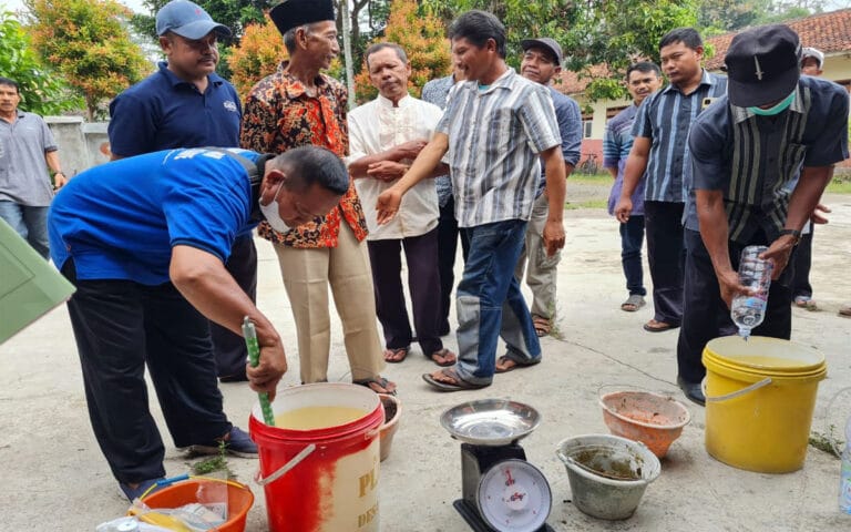 Pelatihan Efektif Bikin Kompos Bagi Petani Desa Beteng