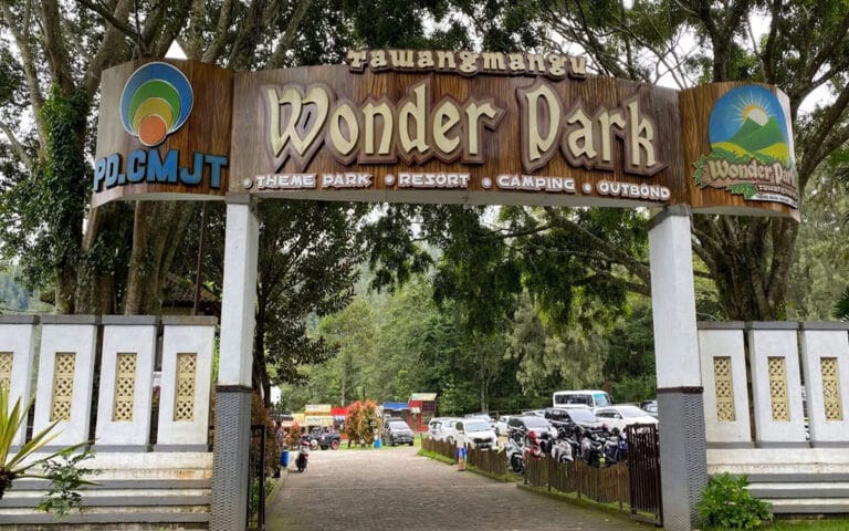 Tawangmangu Wonder Park, Camping dan Glamping Mengasyikan