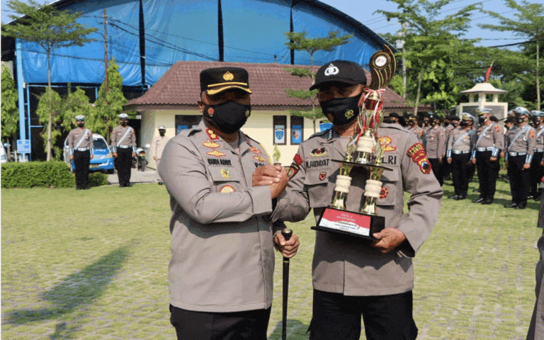Tim Polres Serahkan Piala Lomba Hari Kemerdekaan RI Ke 77 Ke Kapolres