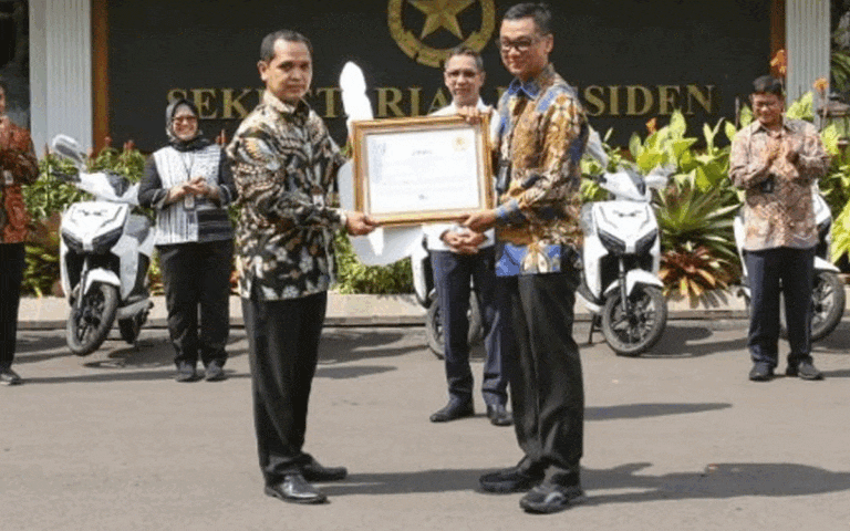 PLN Serahkan Sertifikat Energi Terbarukan untuk 5 Istana Kepresidenan