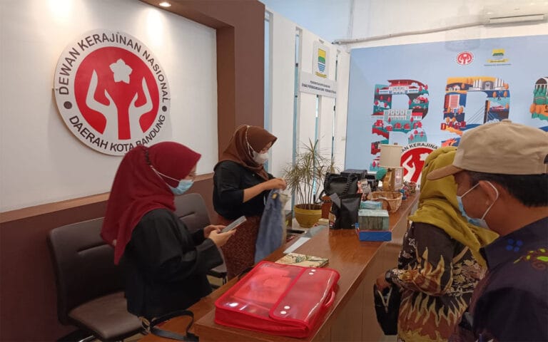 Dorong Produktivitas Kerajinan Dekranasda Demak Kaji Terap