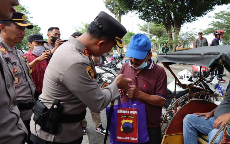 Gandeng Mahasiswa Polres Banjarnegara Salurkan Bansos