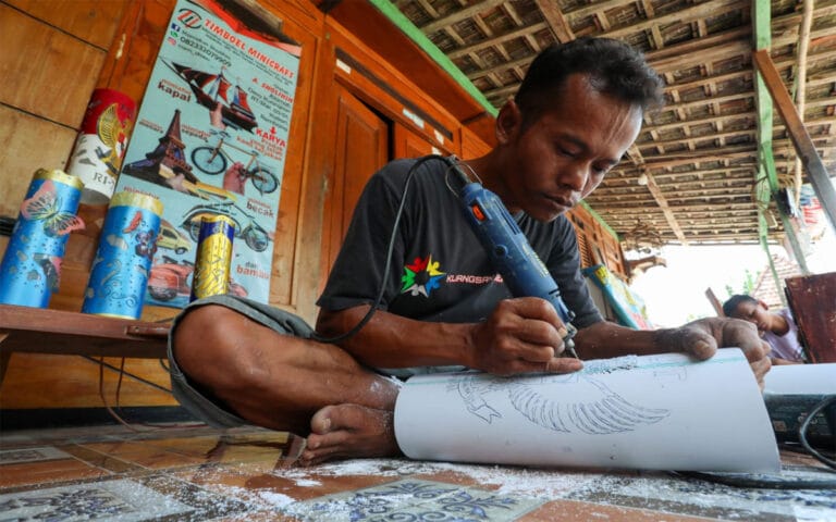 Berkat Lapak Ganjar, UMKM Lampu Hias Rembang Berkembang