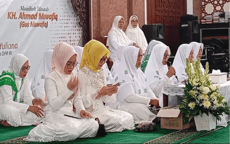 Eva Yuliana Rayakan Maulud Nabi di Ponpes Al-Muayyad Solo