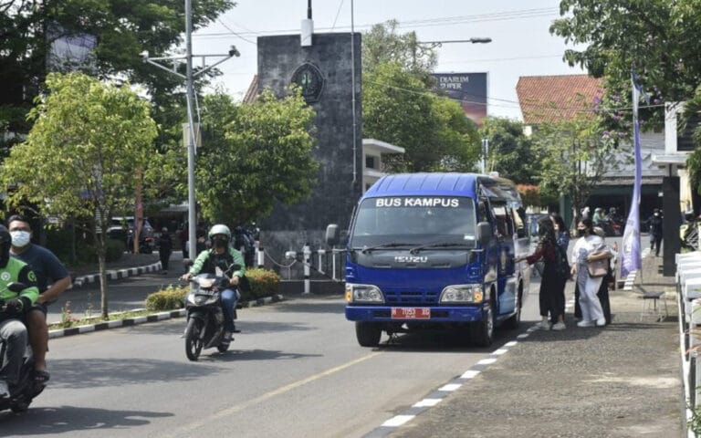 Undip Sediakan Bus Kampus Untuk Mahasiswa