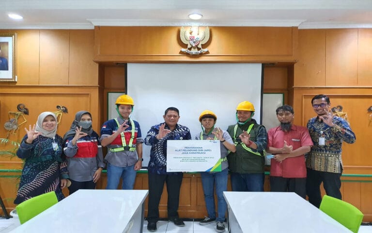 BPJS Ketenagakerjaan Surakarta Serahkan Bantuan 248 APD Pekerja