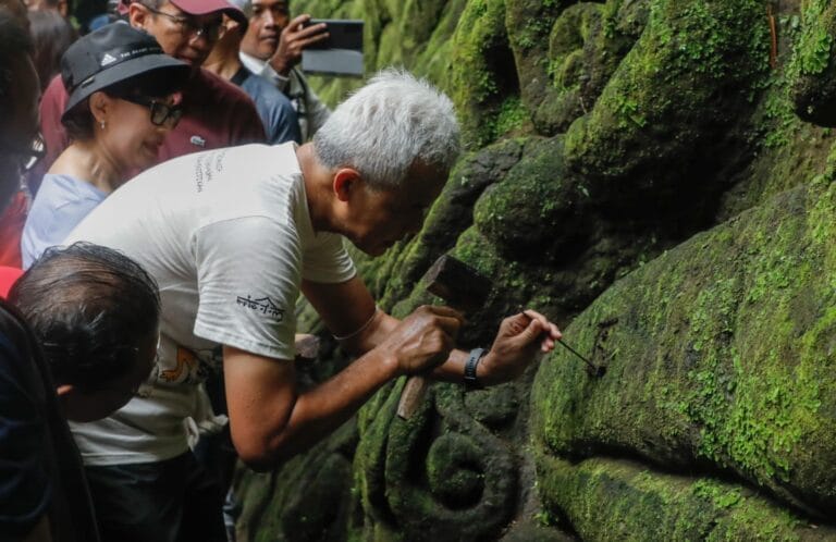 Jadi Seniman Dadakan, Ganjar Tatah Padas Beji Sudamala