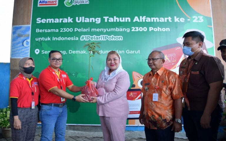 Kolaborasi Dengan Swasta, Ita Tanam 1.400 Bibit Mangrove di Tambakrejo