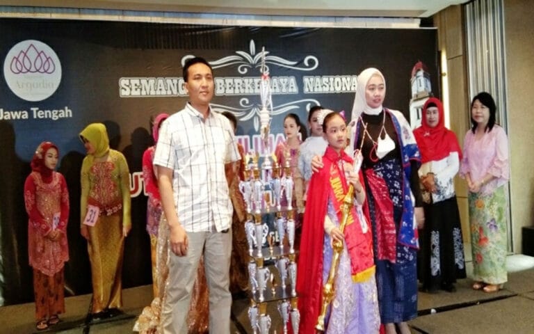 Bela Moza dan Evelin Raih Juara Umum Putri Kebaya Modifikasi 2022