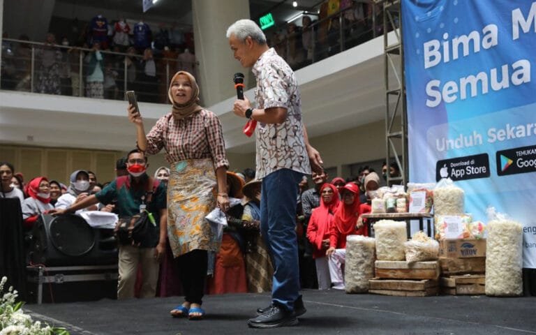 Ganjar Luncurkan Kredit Gerakan Pemuda dan Bima Mobile Bank
