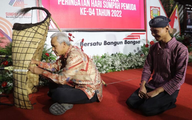 Ganjar Jajal Alat Musik Bundengan Bersama Musisi Wonosobo