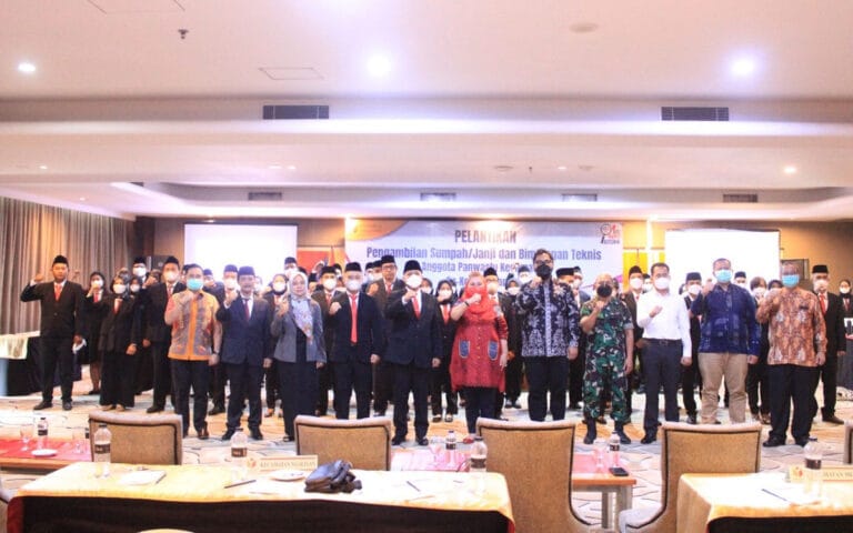 48 Panwaslu Kecamatan Kota Semarang di Lantik