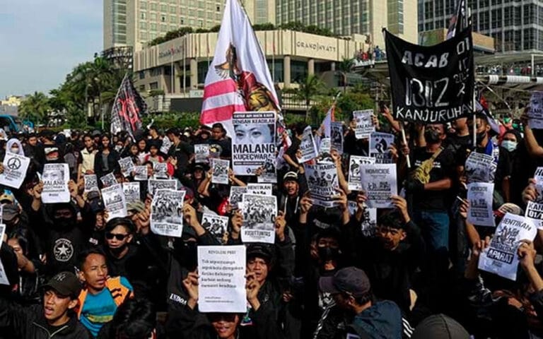 Ratusan Suporter Gelar Unjuk Rasa di Bundaran HI Terkait Tragedi Kanjuruhan