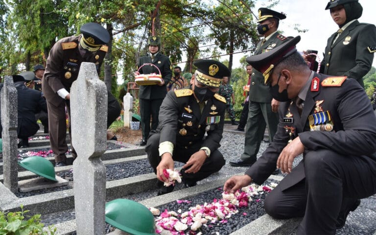 Prajurit Diponegoro Ziarah Ke TMP Giri Tunggal
