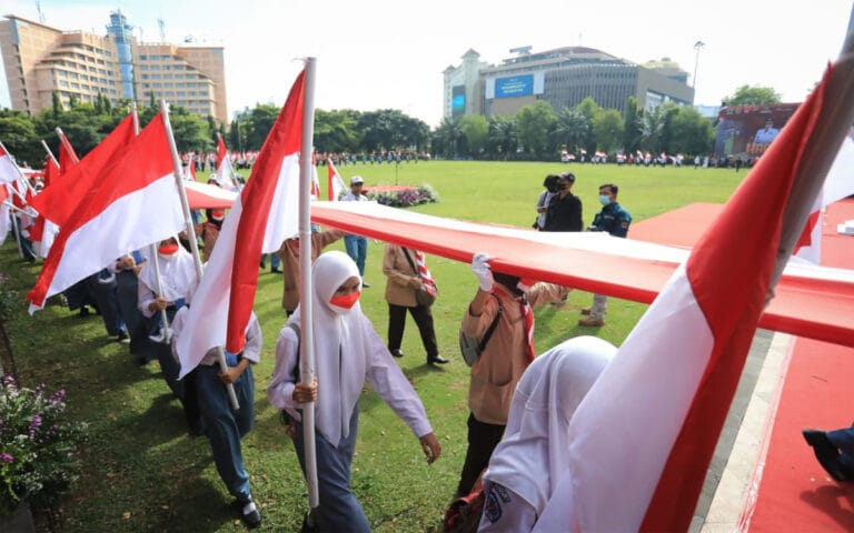 Hidmatnya Ganjar Saksikan Kirab Bendera 1001 Meter